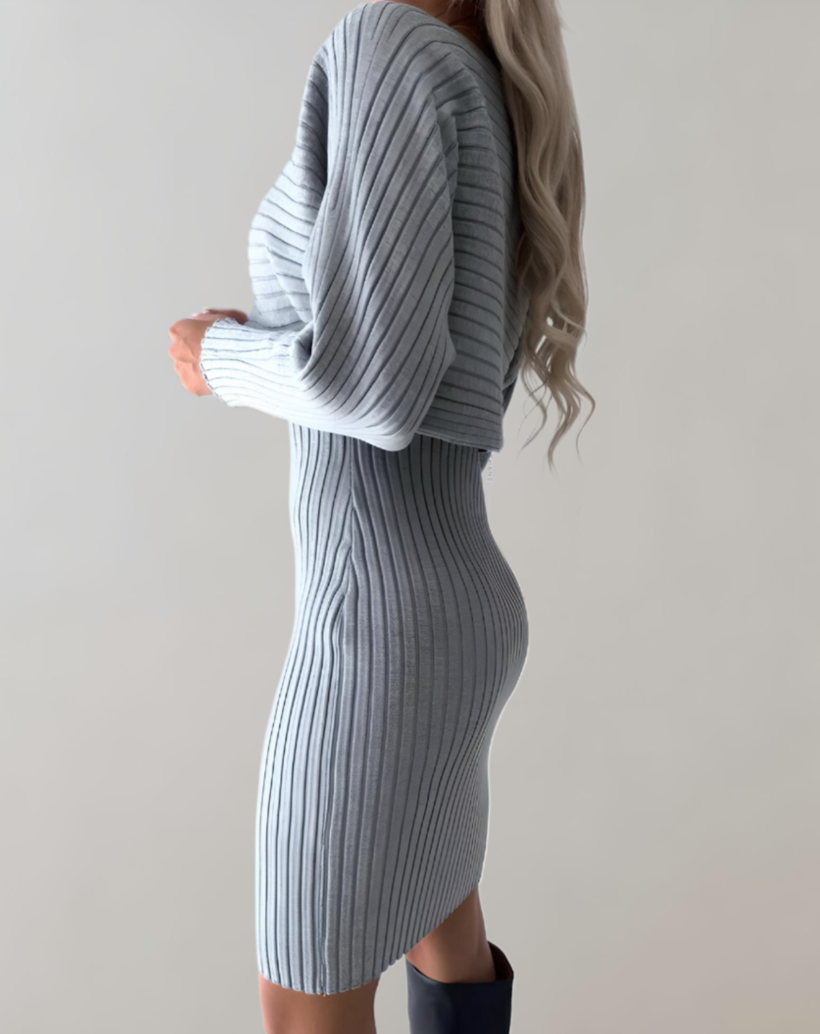 Mari - 2-delt sæt med strikket bodycon-kjole med spaghettistropper og strikket cropped sweater