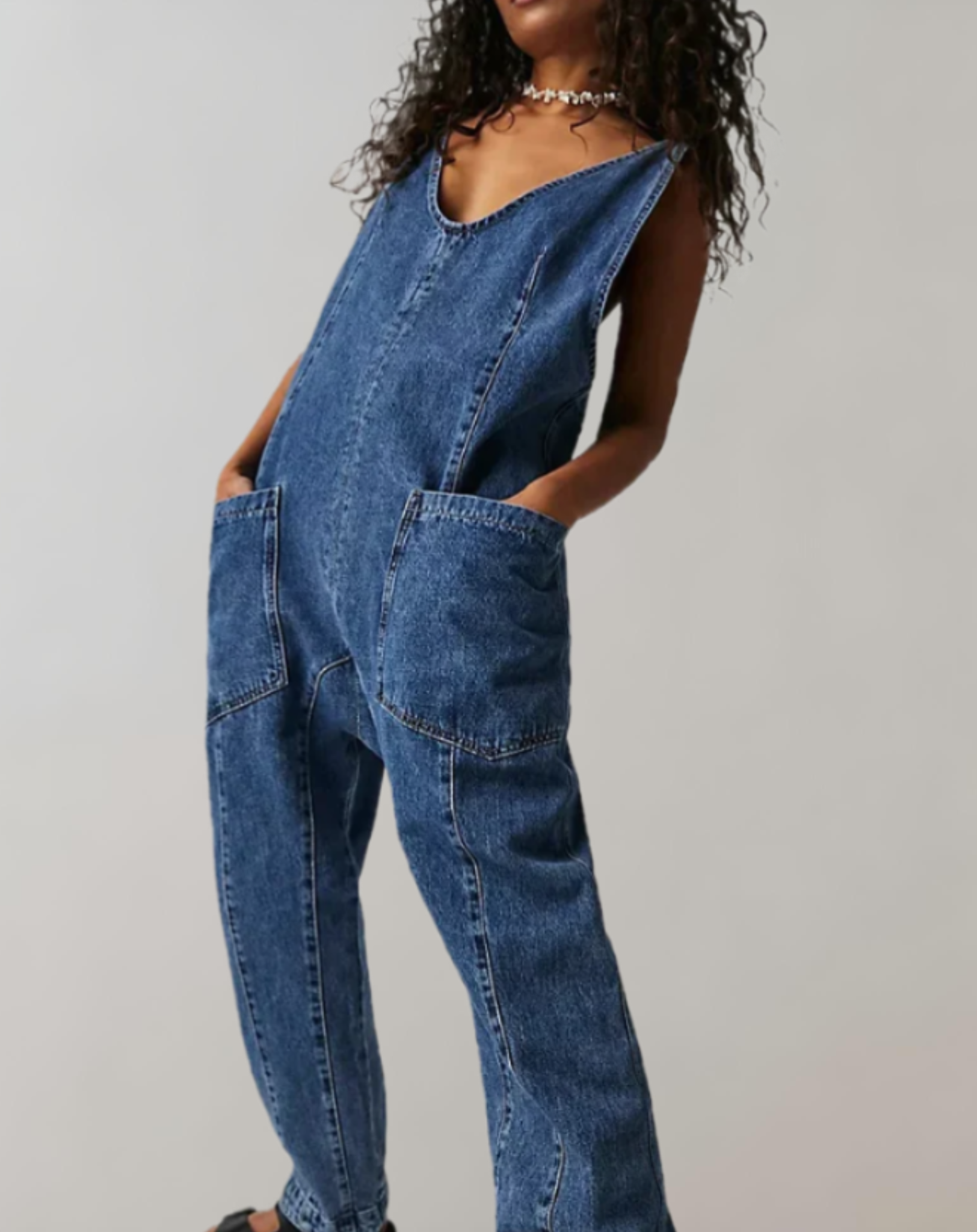 Zaniah - ærmeløs jumpsuit i denim med dyb V-udskæring og flere lommer